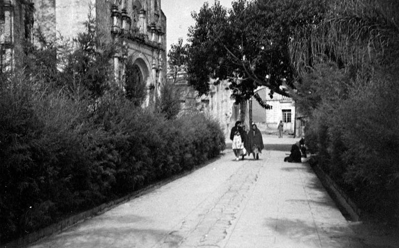 Cuernavaca Mexico - walk leading to cathedral - 1-16-1945-H11 - Photo by EJH