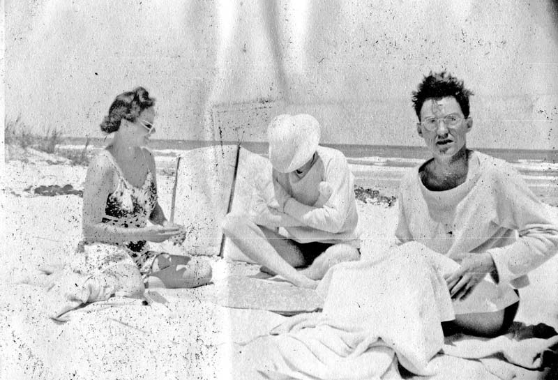 BBS & Russell - on an unknown beach - ca 1940 - 5-15